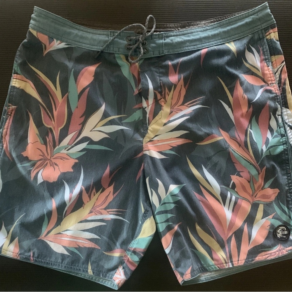 O’Neil Tropical Floral Men's Swim Surf Shorts Trunks in Size 40 NWOT.